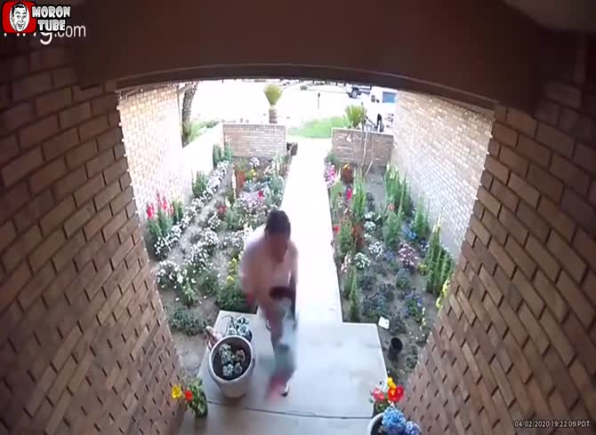 Video :The mother protects her kids from a pitbull assault